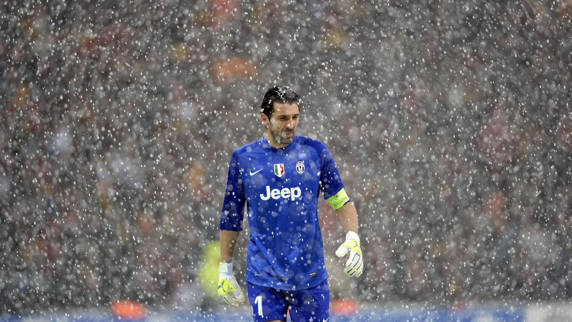 字母哥回归赛场，关键助攻首场状态亮眼，雄鹿观众沸腾！